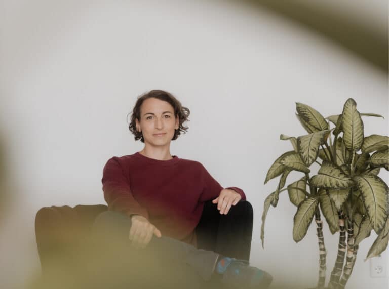 madamemoneypenny-blog-Durch Spar-Challenges zum guten Money Mindset- Natascha sitzt auf einen Sessel un dblickt in die Kamera-v1